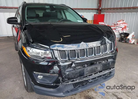 2018 Jeep Compass Latitude 4X4 z USA, uszkodzony, nr VIN 3C4NJDBB4JT457018